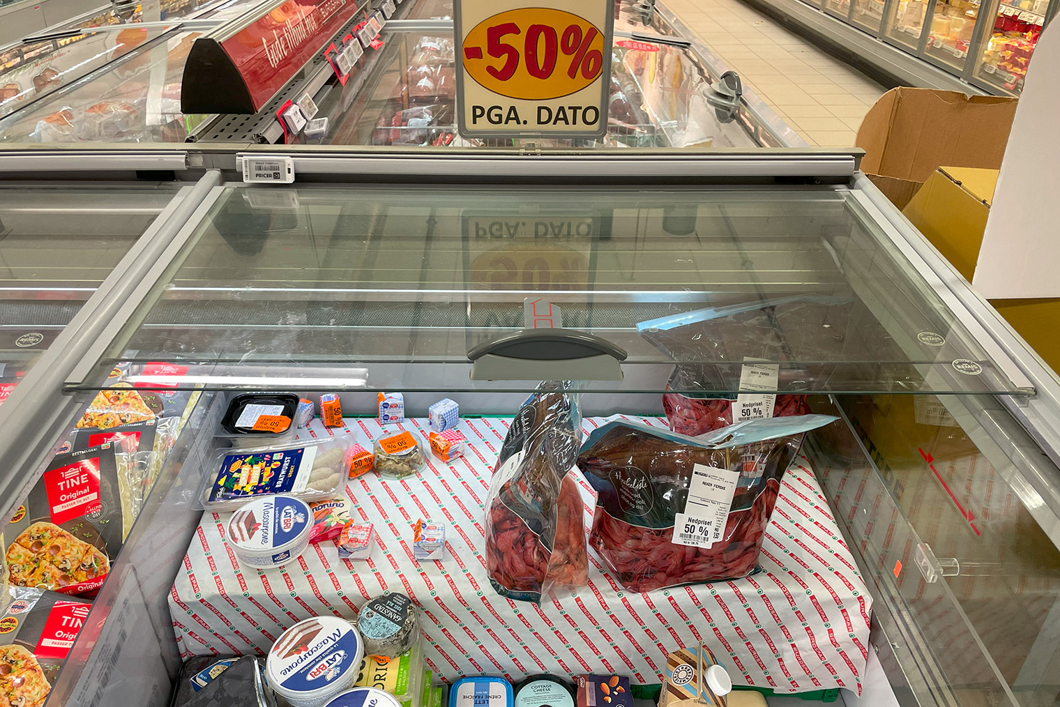 Холодильник в супермаркете с едой, у которой скоро выйдет срок годности, — ее отдают с 50⁠-⁠процентной скидкой