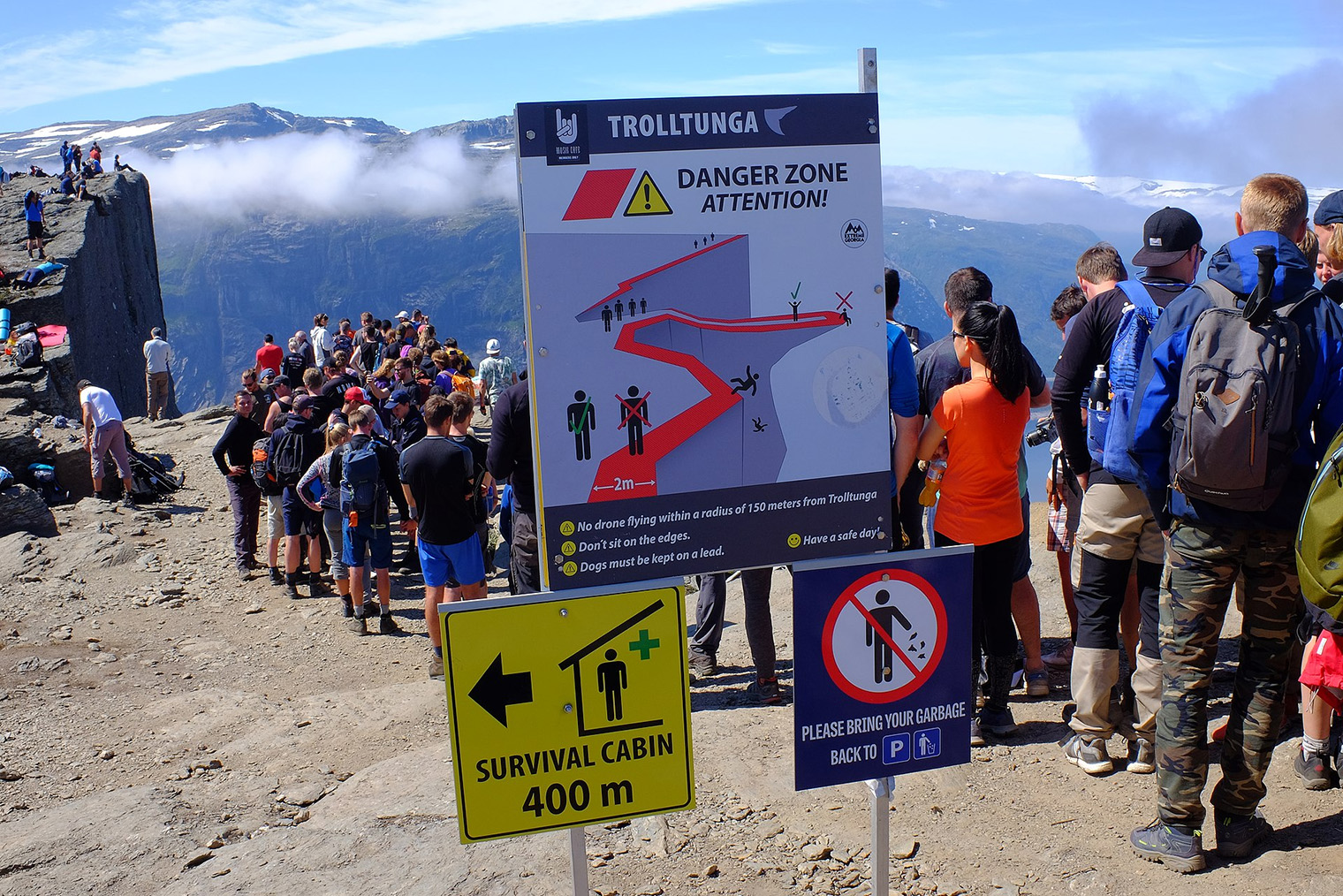На маршруте стоят предупреждающие таблички, но некоторые все равно садятся на край скалы. Источник: es.wikipedia.org