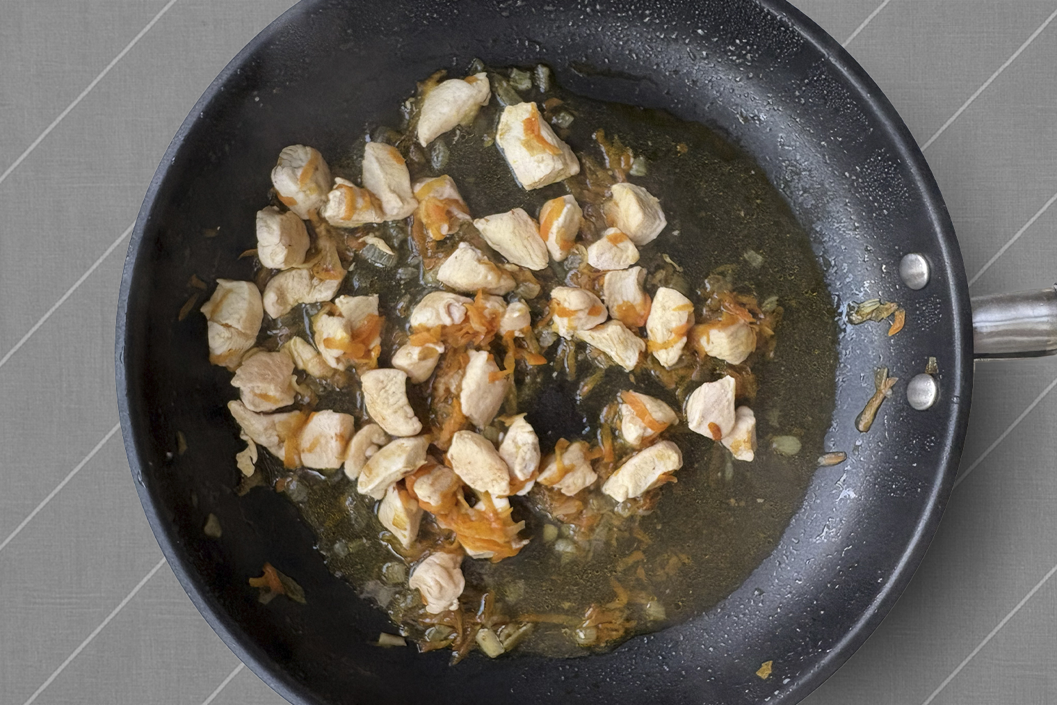 Я добавила в филе воду из-под макарон. В ней остался крахмал, который загущает соус и делает его сочным