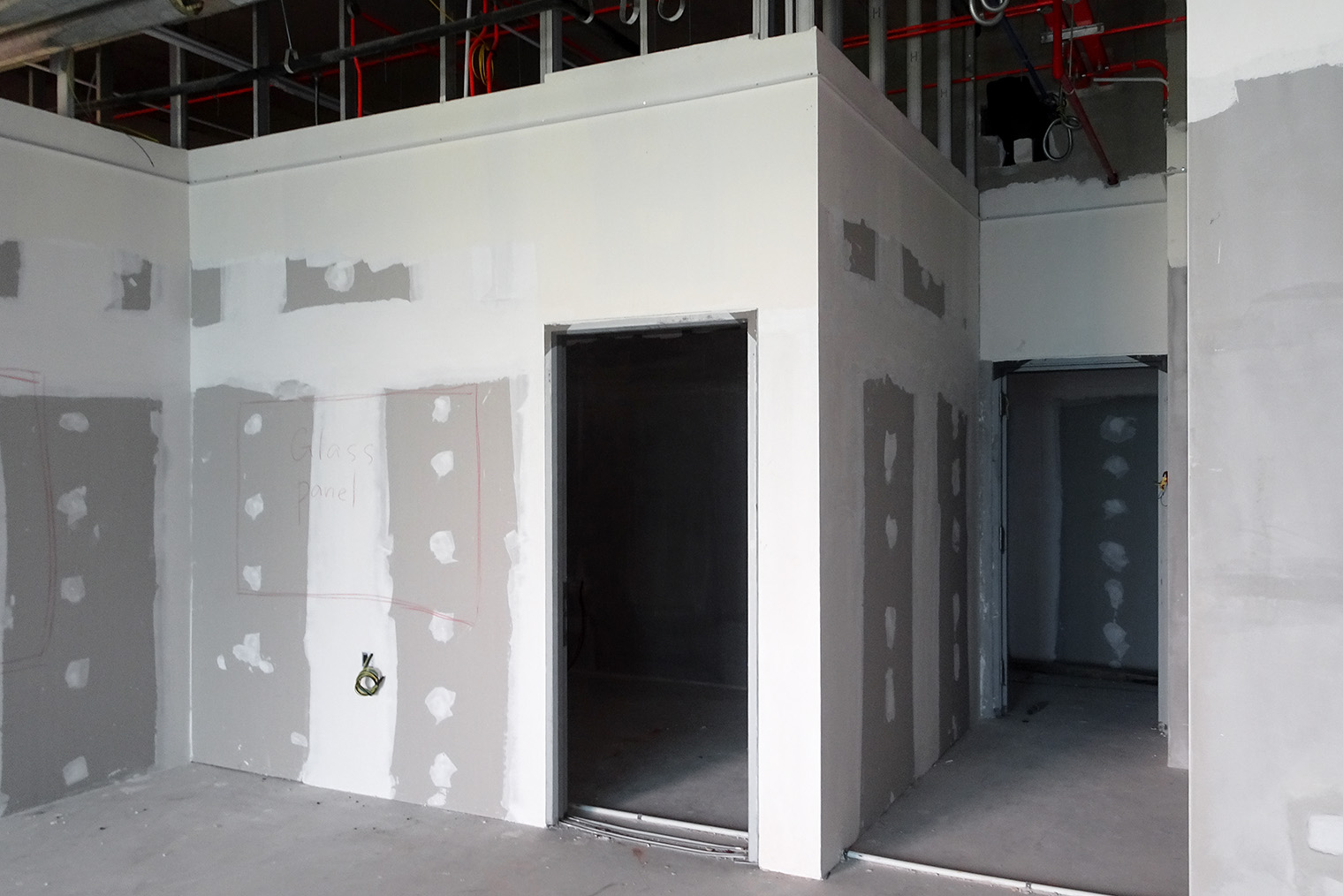 Гипсокартонная перегородка на алюминиевом каркасе. Фотография: Aisyaqilumaranas / Shutterstock / FOTODOM