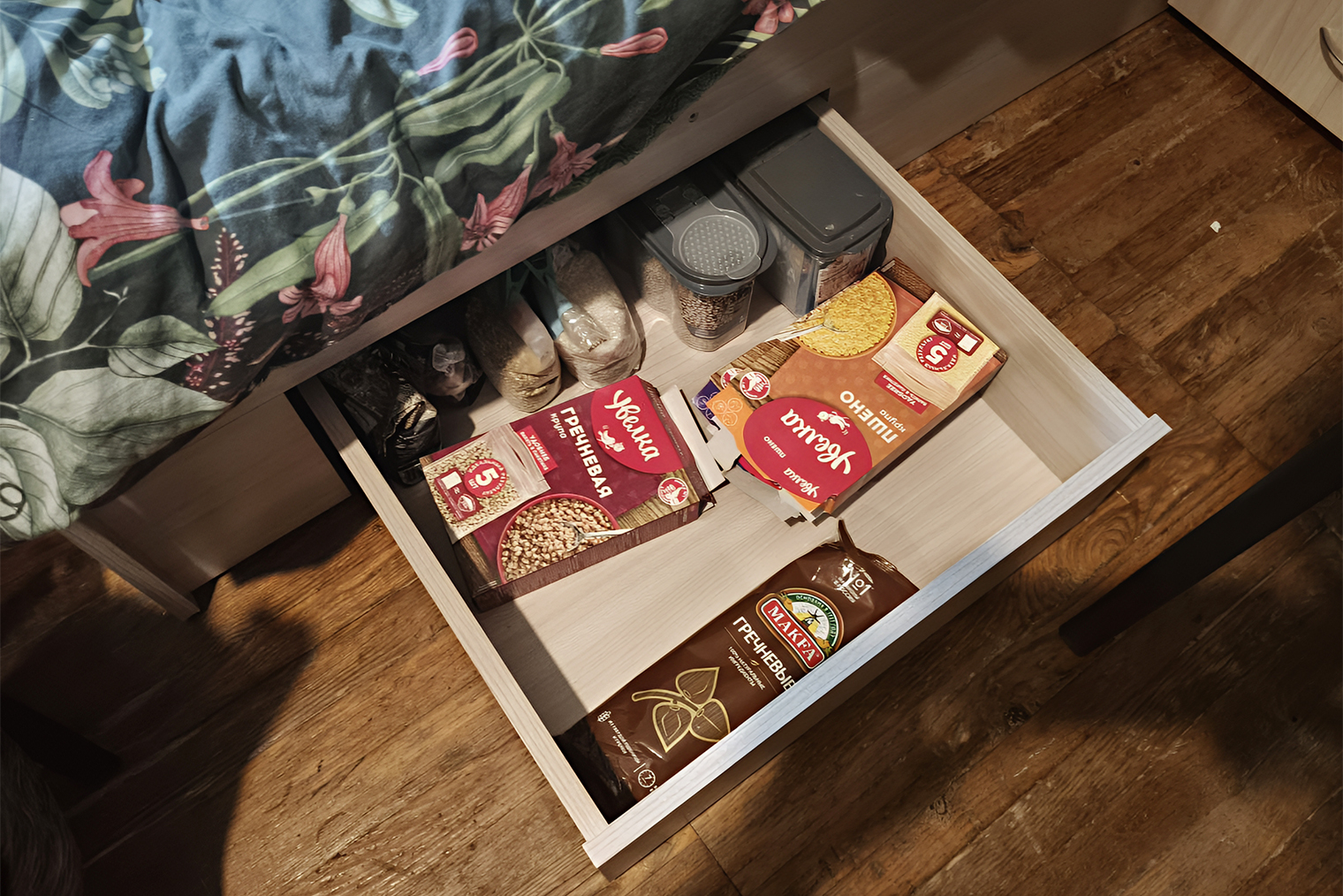 Недавно нам привезли и собрали новые кровати, у них внизу ящики для хранения