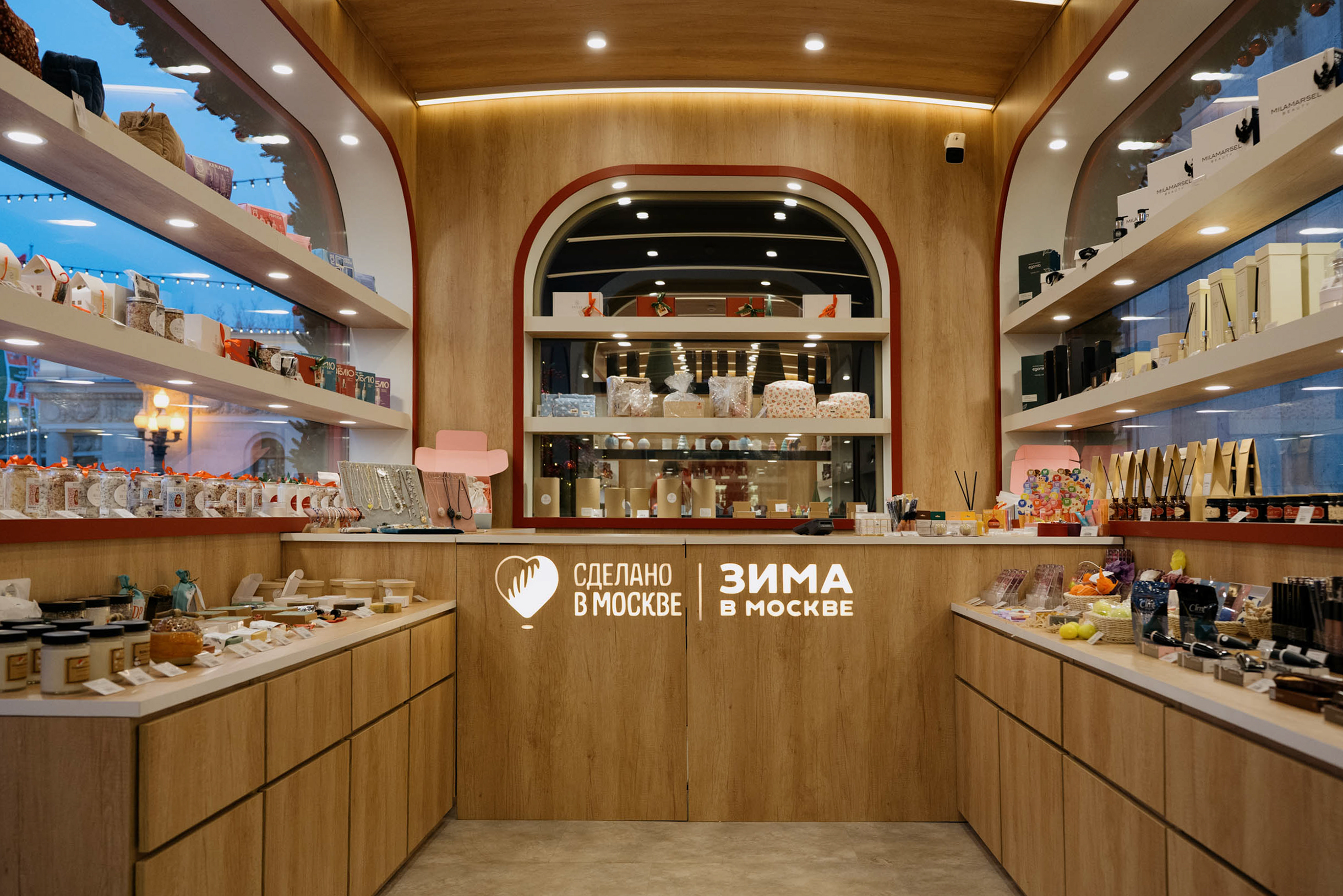 Внутри вагонов можно закупиться подарками, например ароматическими свечами в виде милкшейков