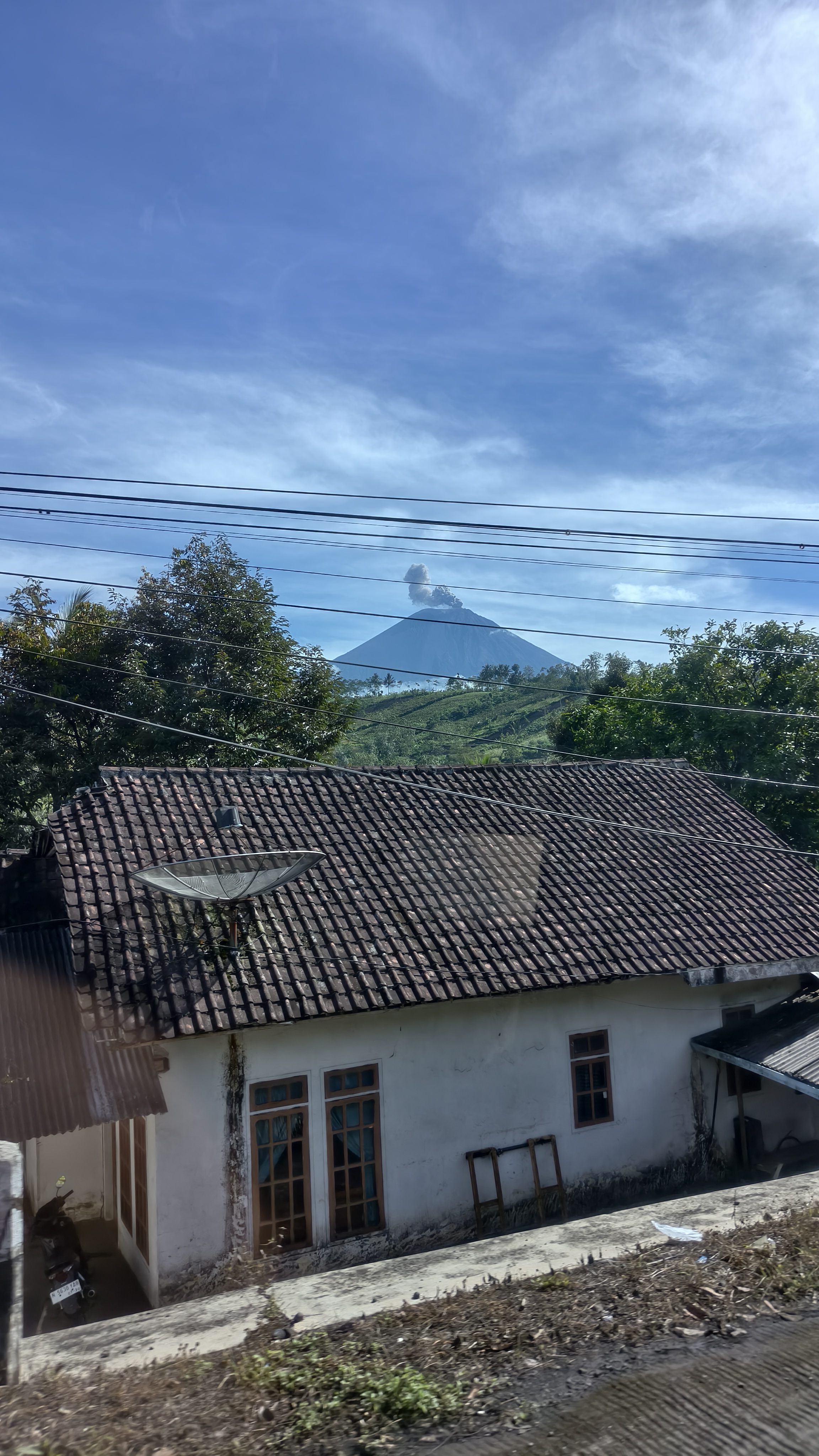 Семеру дымит