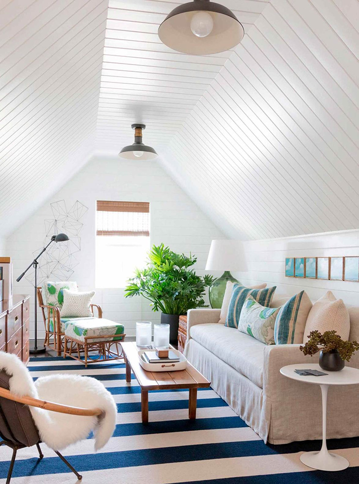 Чтобы сделать потолок визуально выше, покрасьте его в белый, а яркие акценты расположите ближе к полу. Источник: homestolove.com.au