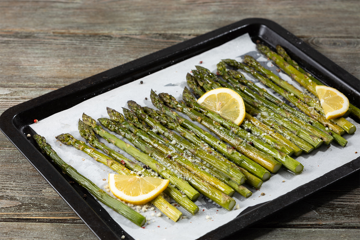 По желанию посыпьте спаржу свежемолотым перцем и еще немного сбрызните маслом. Фотография: Olha_Afanasieva / iStock
