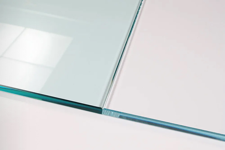 Слева — обычное стекло Optifloat, справа — Optiwhite. Чем толще стенка аквариума, тем заметнее разница. © pilkington.com (сайт недоступен из РФ)