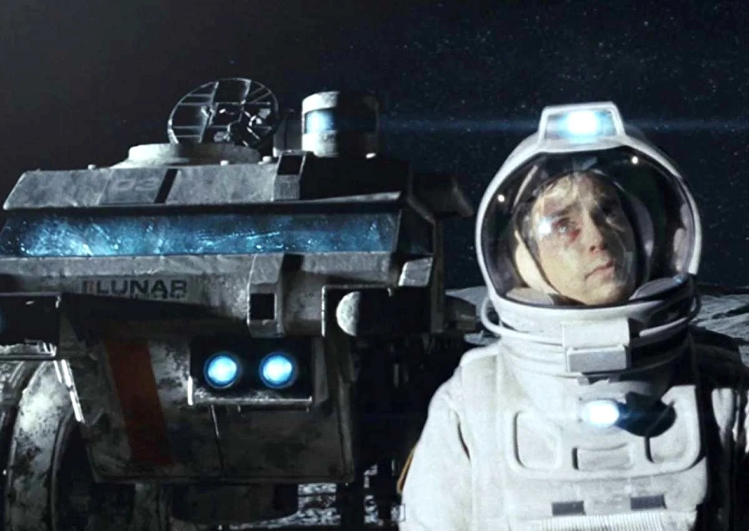 Дункан Джонс очень хотел поработать с Сэмом Рокуэллом и спросил у актера, какую роль он хотел бы сыграть. Опираясь на пожелания Рокуэлла, Джонс написал сценарий «Луны». © Sony Pictures Classics