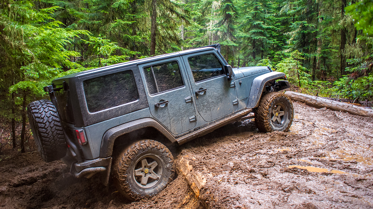 На Jeep Wrangler Rubicon с завода стоят усиленные мосты Dana 44 и жесткие блокировки обоих дифференциалов. © zeelichsheng / Shutterstock / FOTODOM
