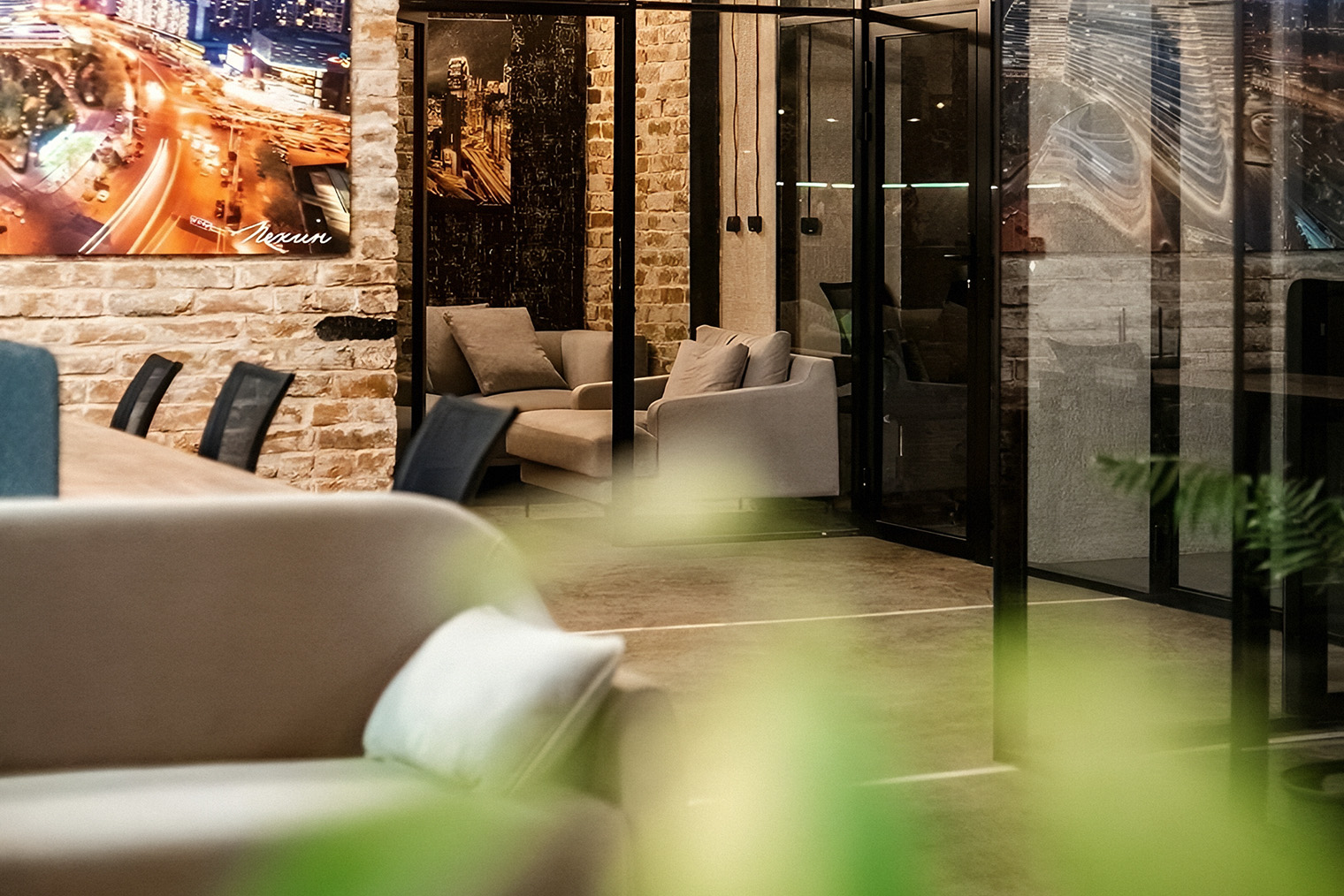 Это коворкинг на «Беговой», дизайн выполнен в ярких тонах. Источник: co-valley.ru