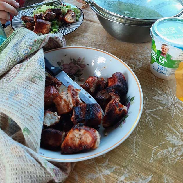 Утащила пару кусочков шашлыка