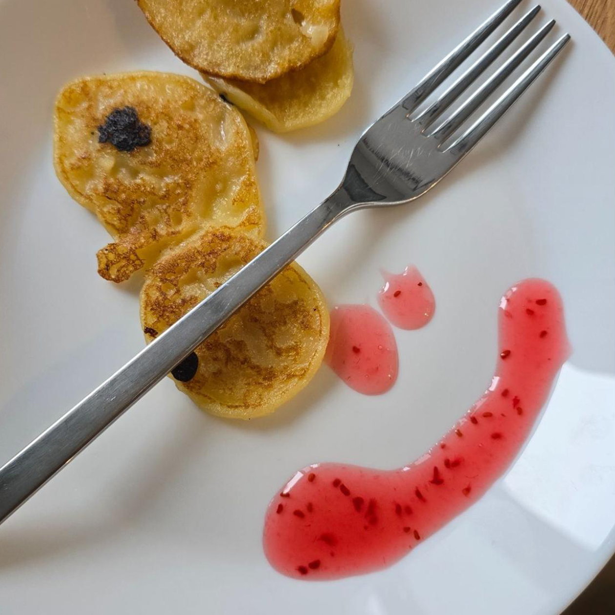Дочь готовила оладьи на завтрак. Вкусно