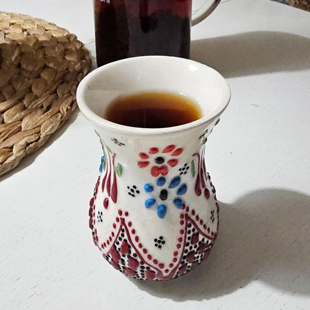 Чай, как всегда, из турецкого стаканчика