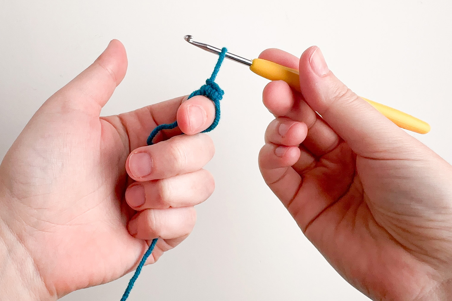 Ряд 1. Провязала 2 СБН в кольцо амигуруми темно-зеленой нитью — первым цветом