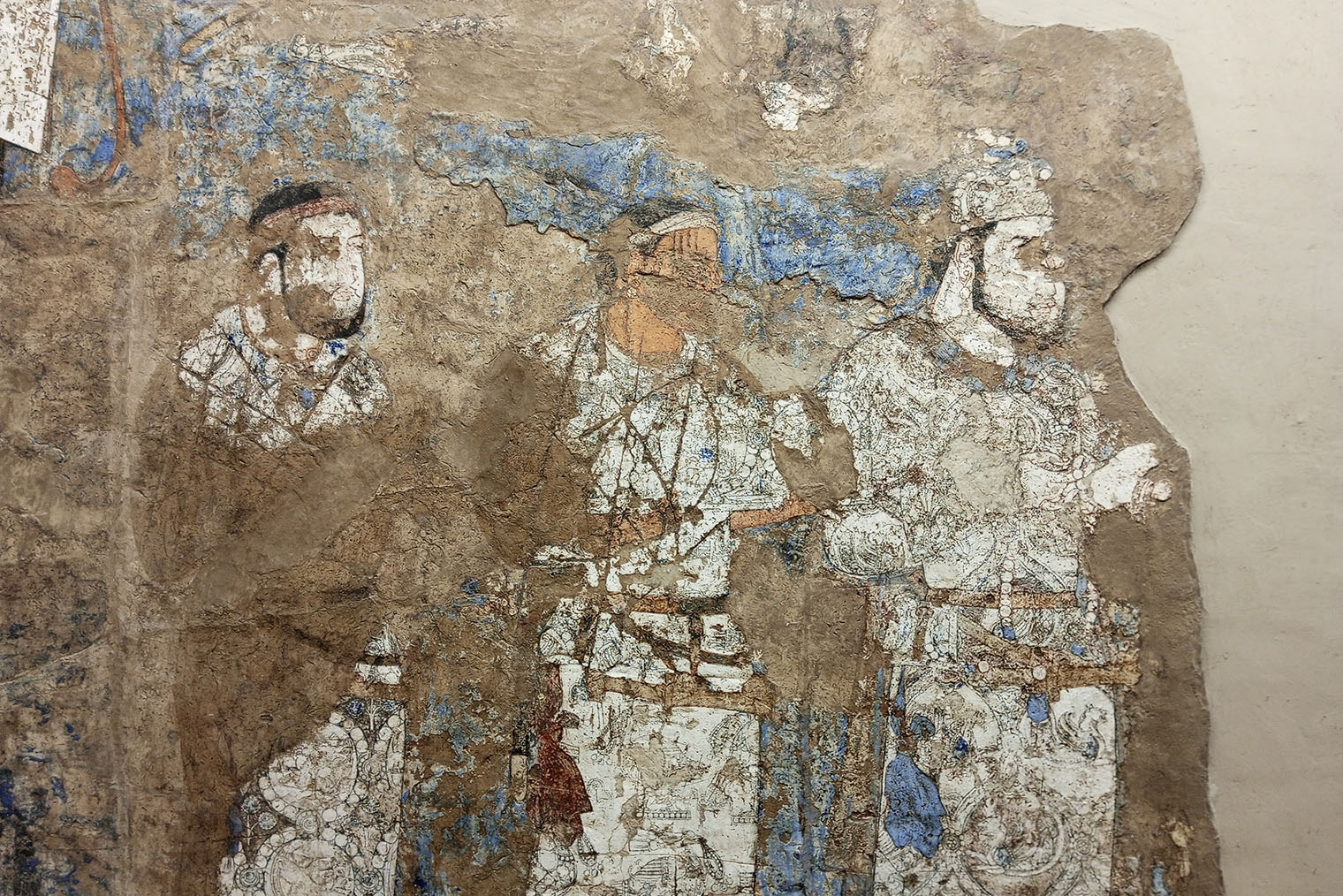 На этой фреске изображены послы, прибывшие в Самарканд