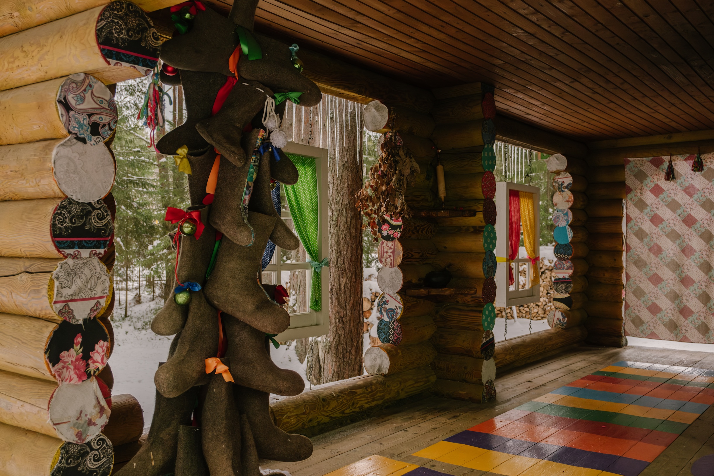 В импровизированной избе почти без стен, но с печью надо выполнить очередное задание — найти предметы, связанные с русскими народными сказками