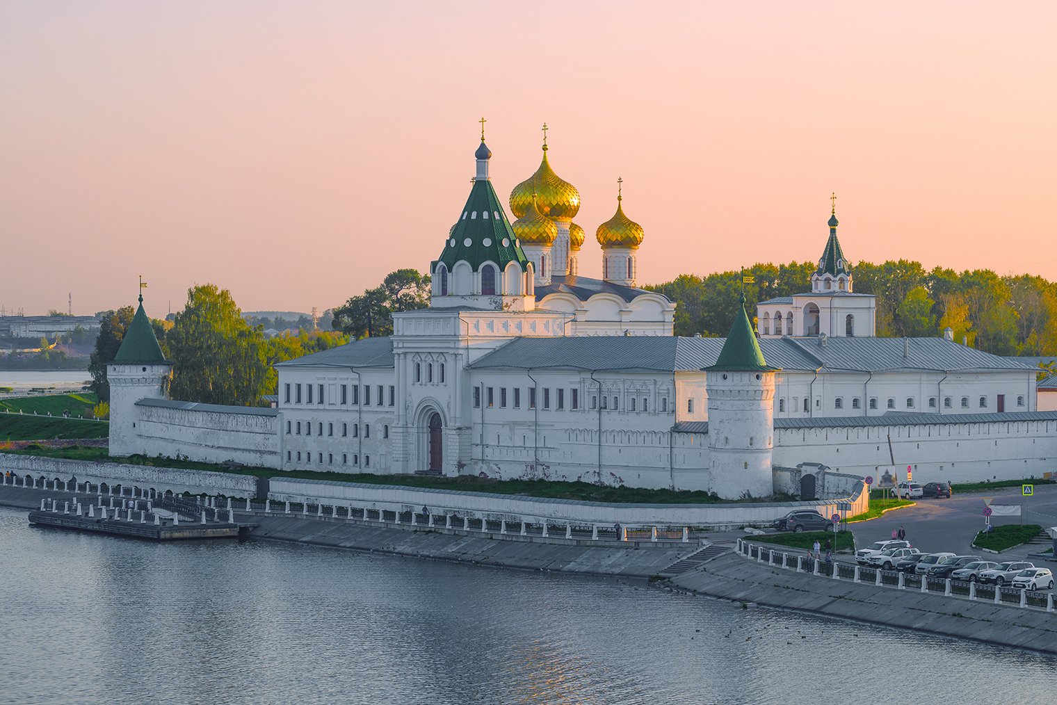 С воды Свято-Троицкий Ипатьевский монастырь выглядит особенно красиво. Фотография: Karasev Viktor / Shutterstock / FOTODOM