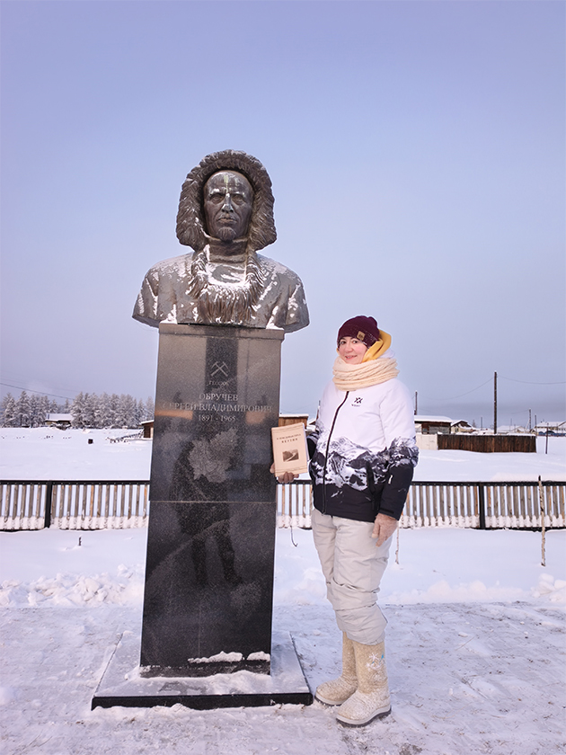 В сквере имени Сергея Обручева. После прочтения его дневника об экспедиции в 1926 году было особенно трепетно тут оказаться. Очень рекомендую книгу «В неведомых горах Якутии»