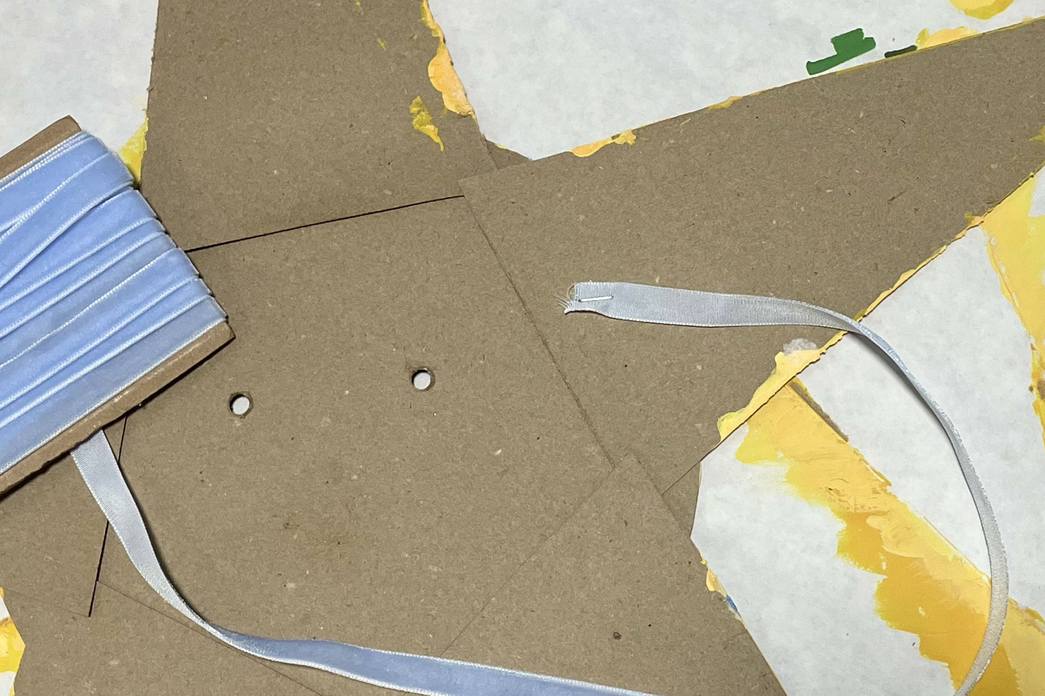 Крепим ленту или резинку степлером