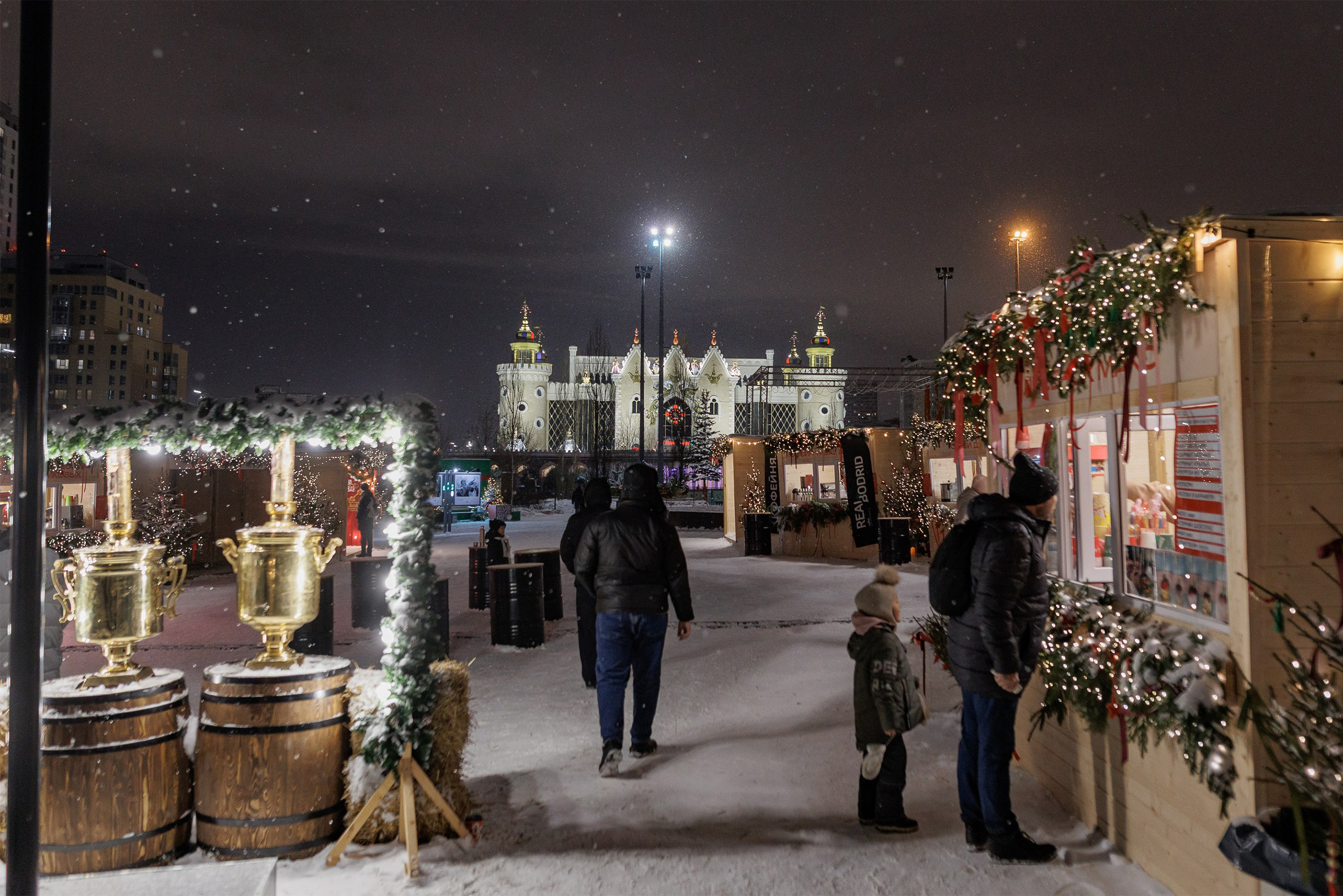 В этом году у театра кукол «Экият» впервые открыли новогоднюю ярмарку «Бияләй», что в переводе с татарского значит «варежка». Это образ с отсылками к дому, детству и зимним радостям