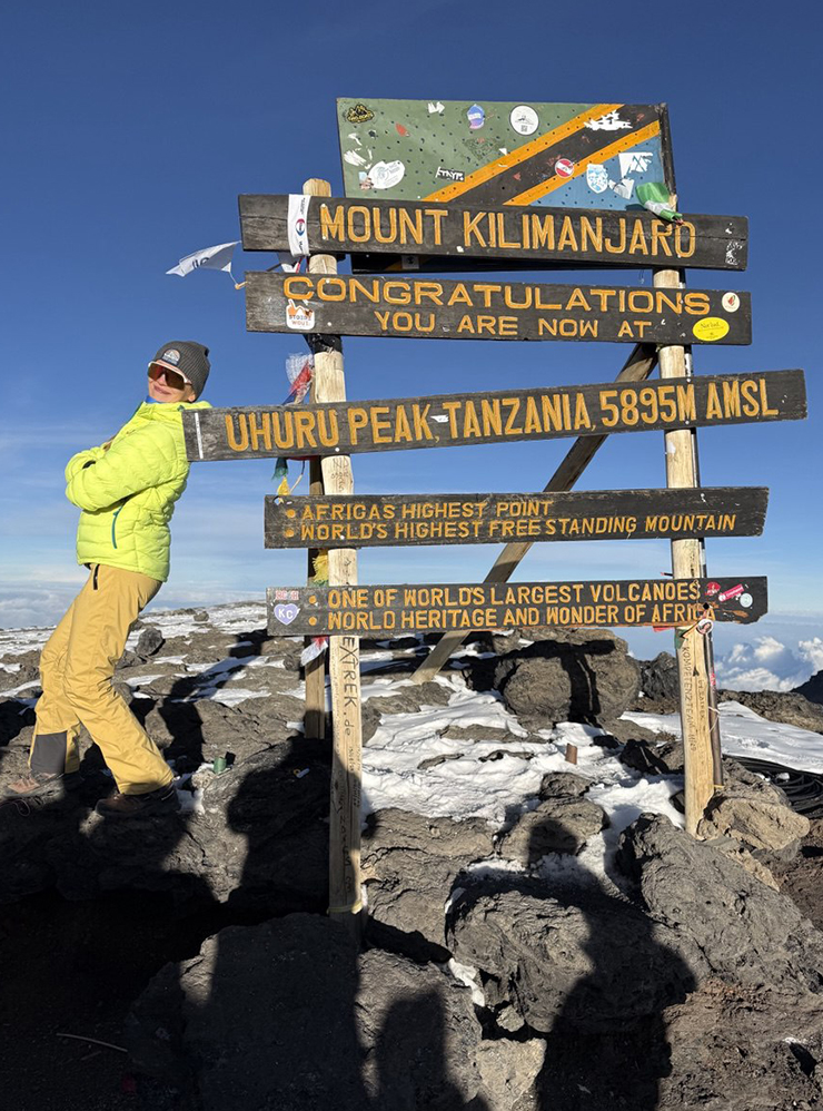 Попсовая фотка с табличкой, которая есть у каждого, кто был на Килиманджаро