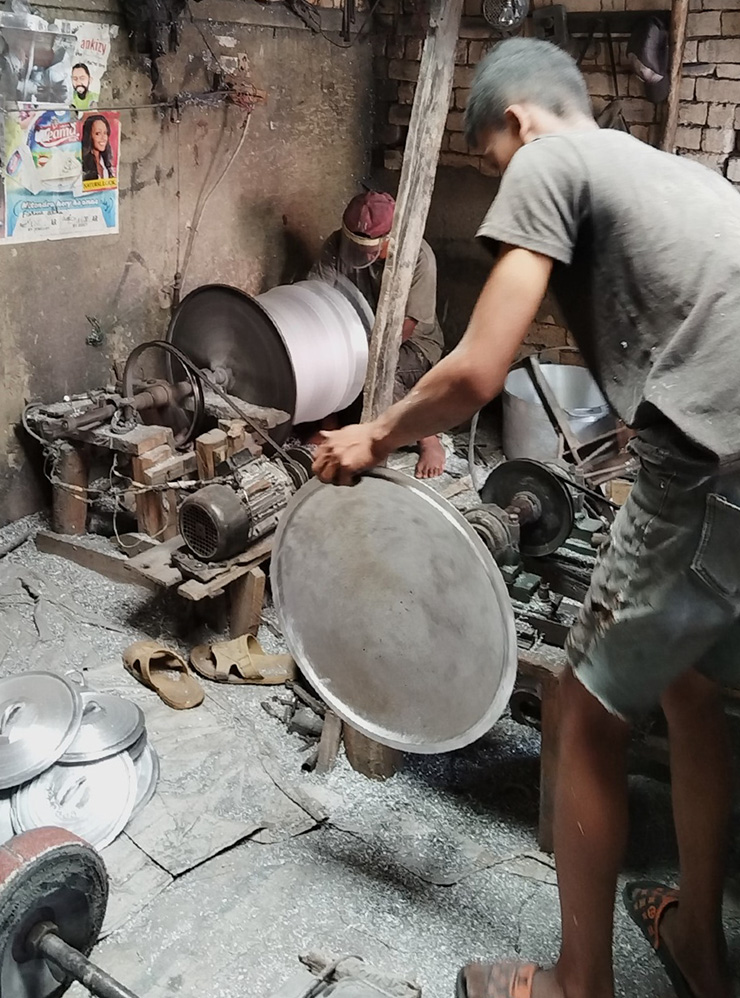 Так проходит типичный день работника алюминиевого производства на Мадагаскаре. Ребята в основном делают посуду