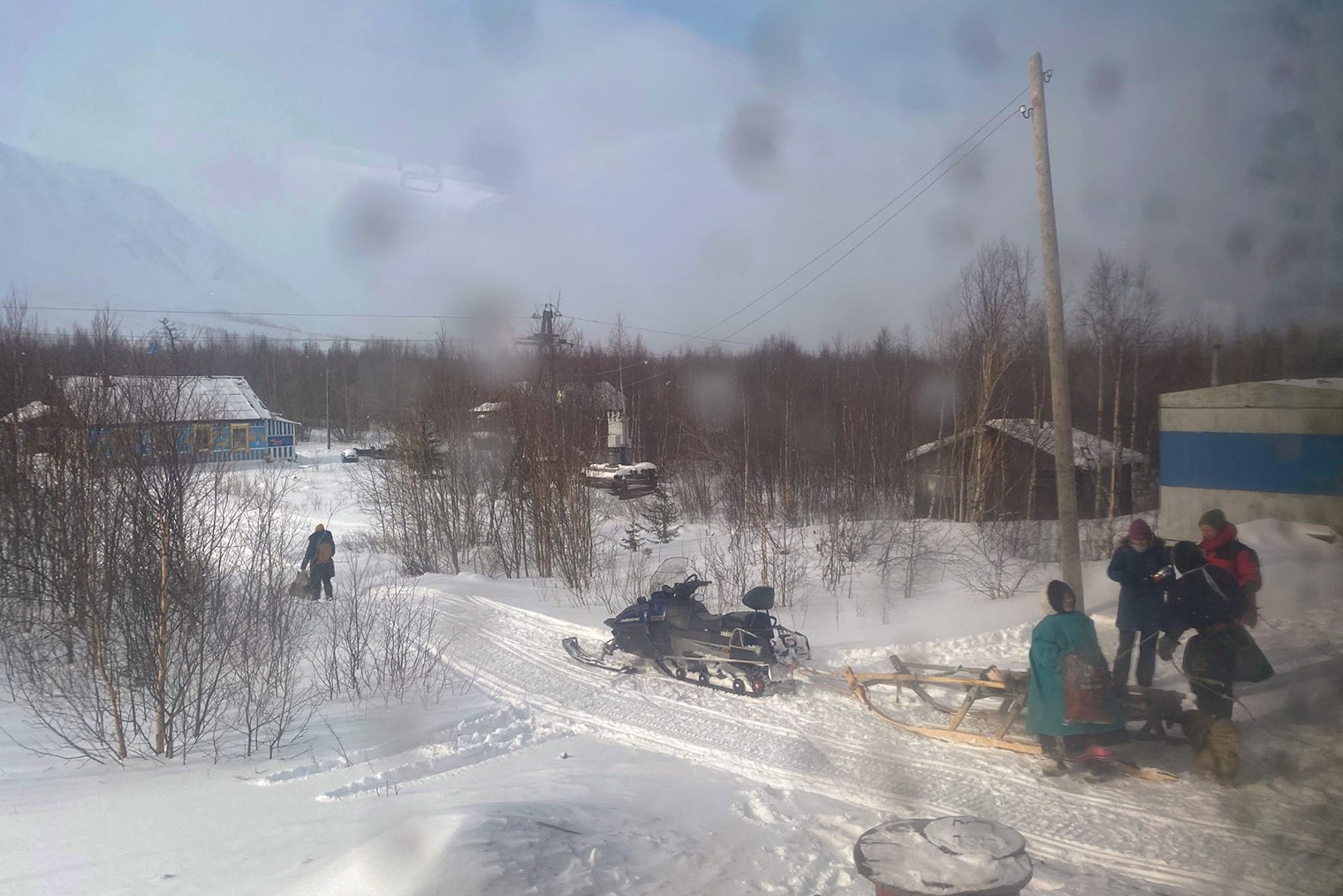 Ненцы встречают близких у поезда на таких санях