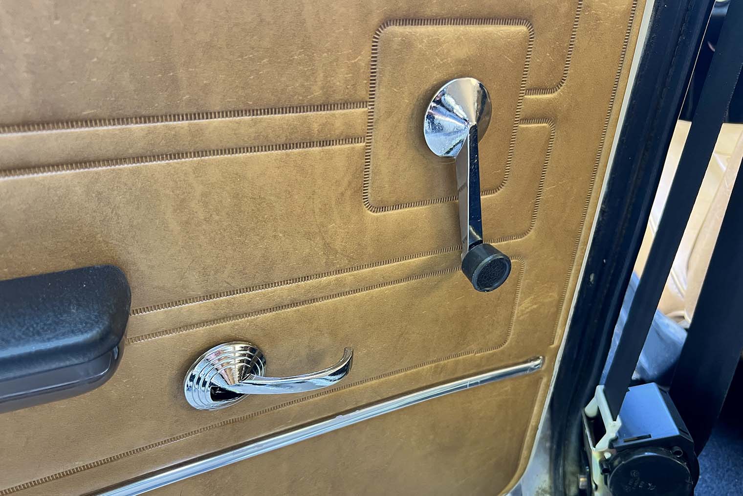 На дверях — оригинальная дверная карта, хромированные ручки, отмытые подлокотники