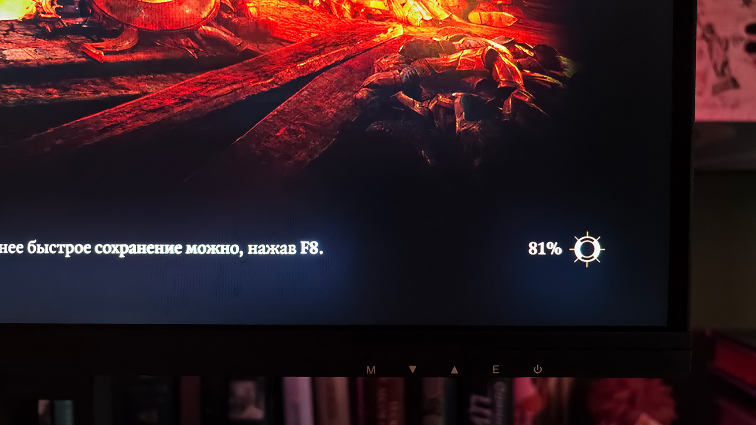 В играх Mini-LED иногда создает неприглядные белесые пятна вокруг интерфейса и субтитров. Впрочем, на фото экстремальный случай — интенсивность параметра Local Dimming в настройках монитора всегда можно снизить, чтобы пятна не так бросались в глаза