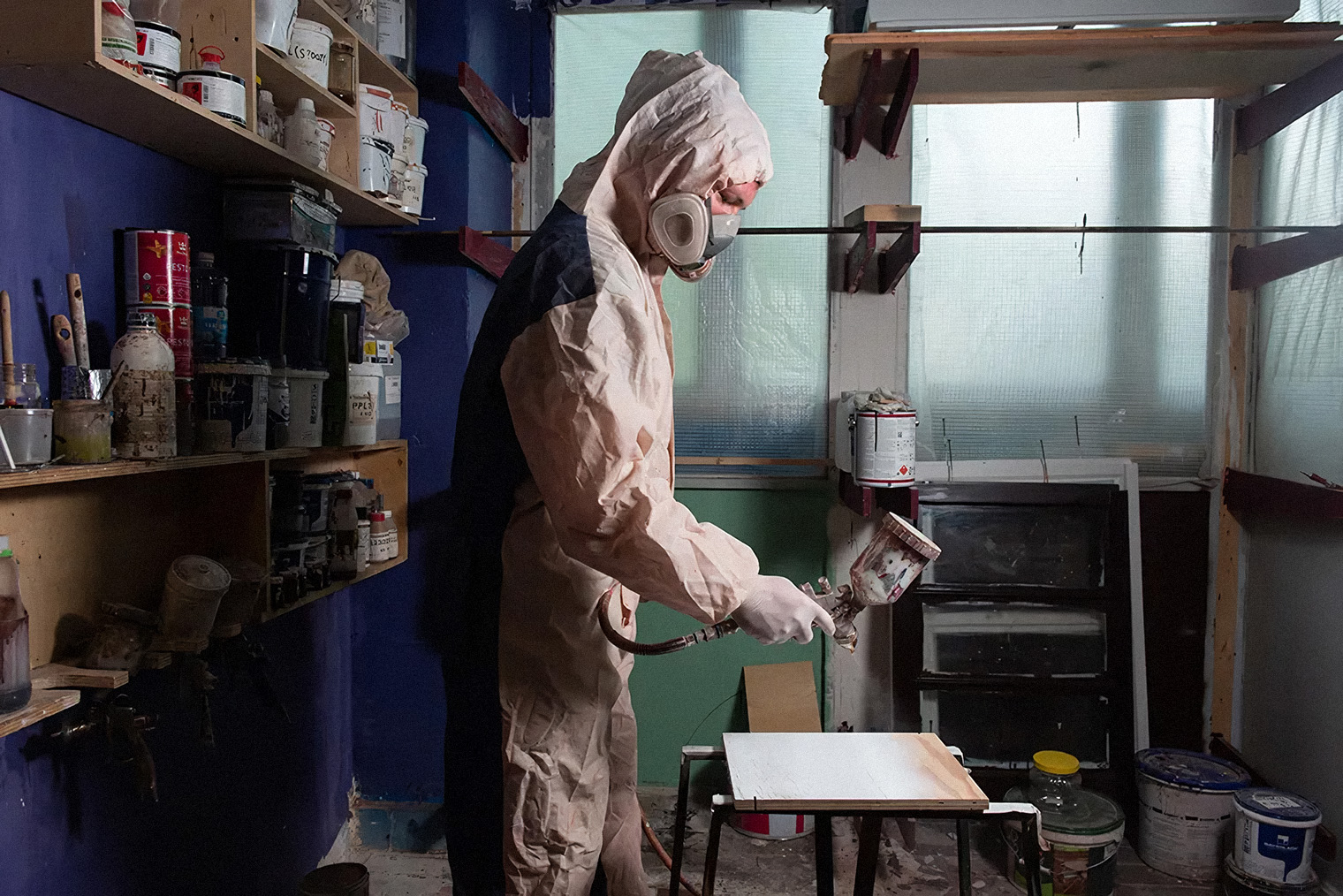 При работе с краскопультом, особенно с токсичными красками, обязательно использовать респиратор или маску для защиты дыхательных путей. Фото: Сергей Николаев
