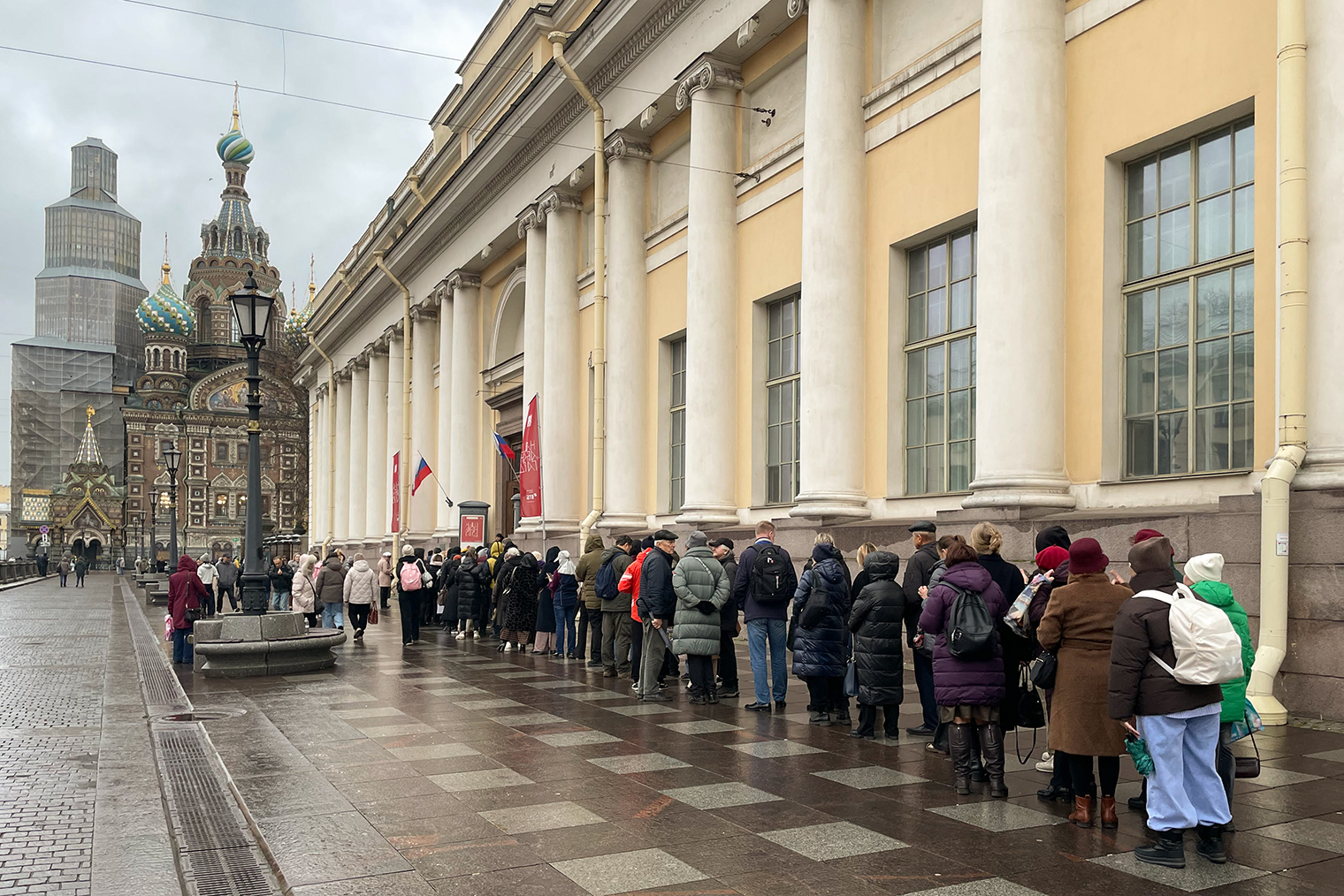 Очередь на одну из выставок в корпусе Бенуа. © Мария Кузнецова