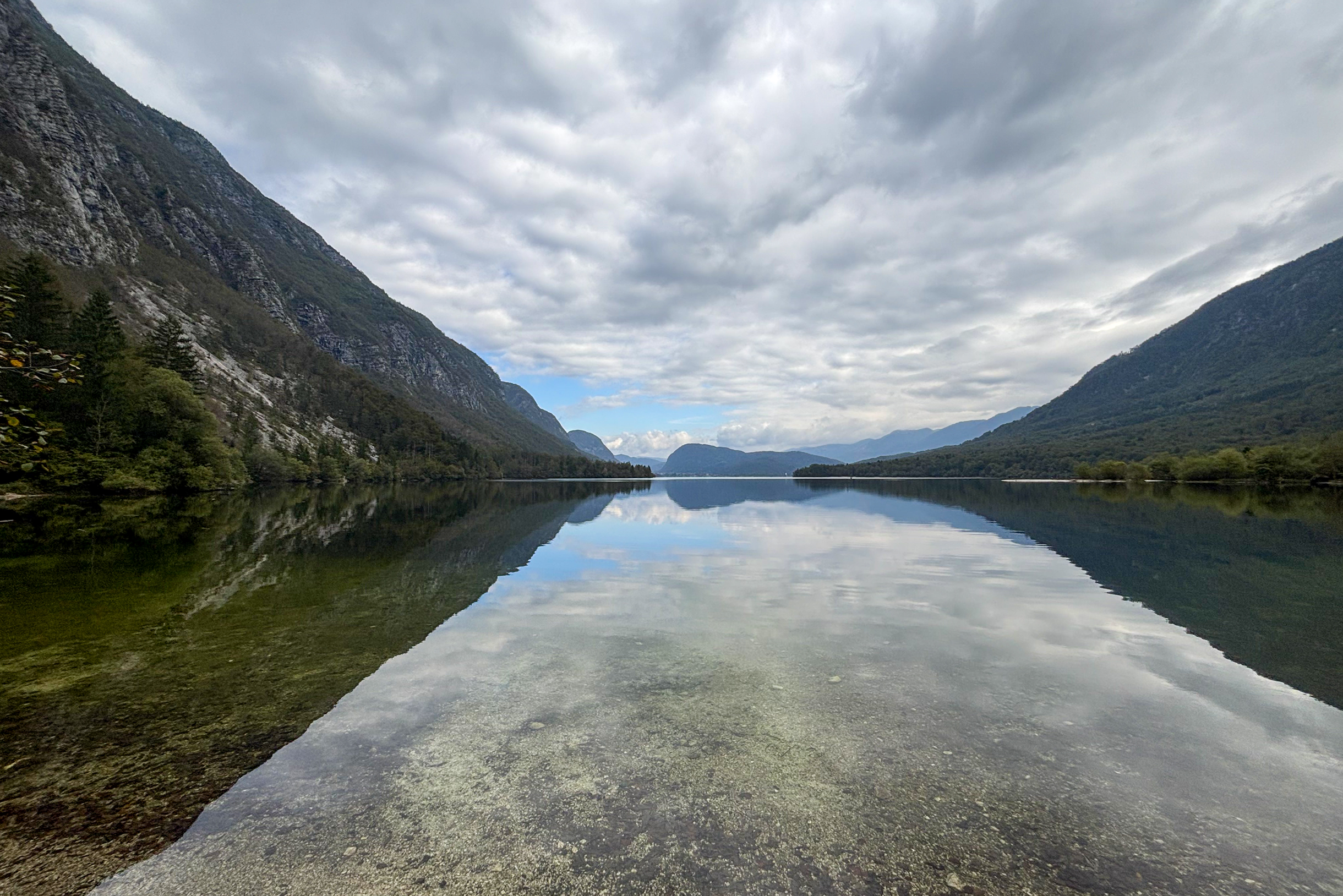 А так озеро Бохинь выглядело вечером перед выходом — почувствуйте контраст погоды в горах