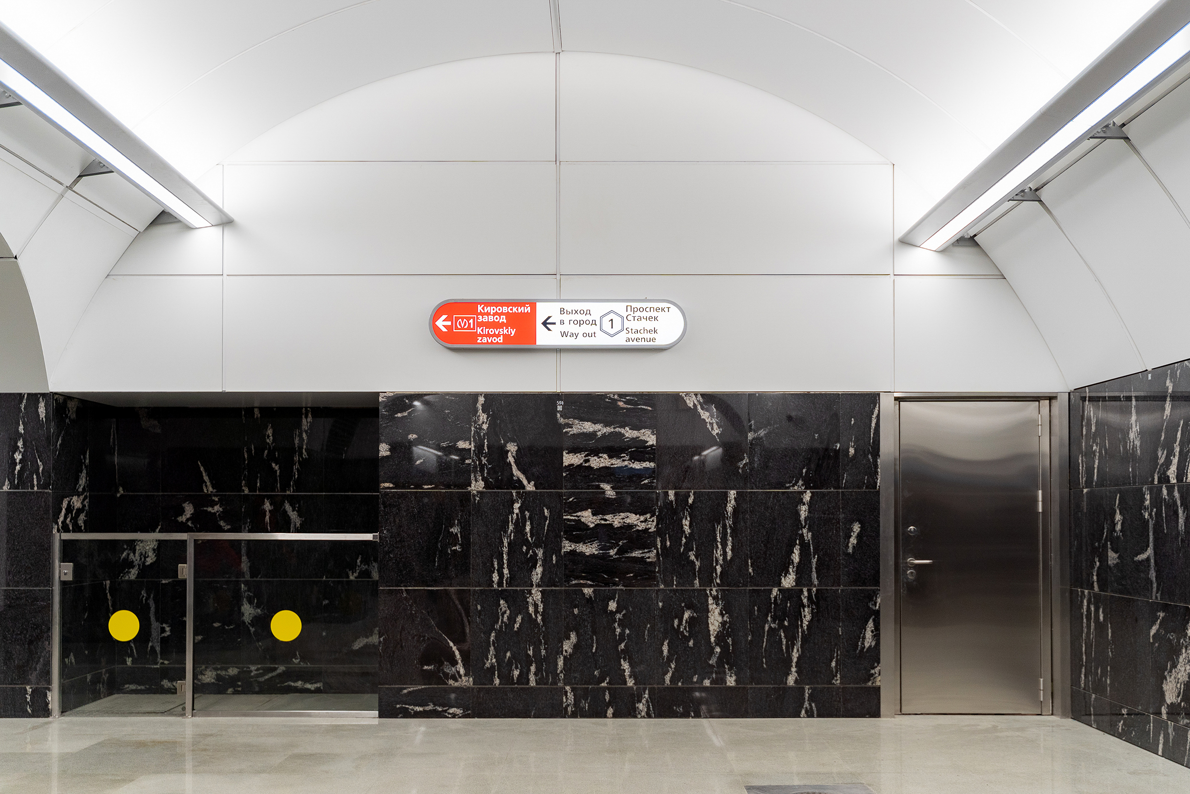 Пересадочный узел — самая сложная часть стройки. В процессе проектирования место перехода несколько раз меняли, а это требует месяцев согласований