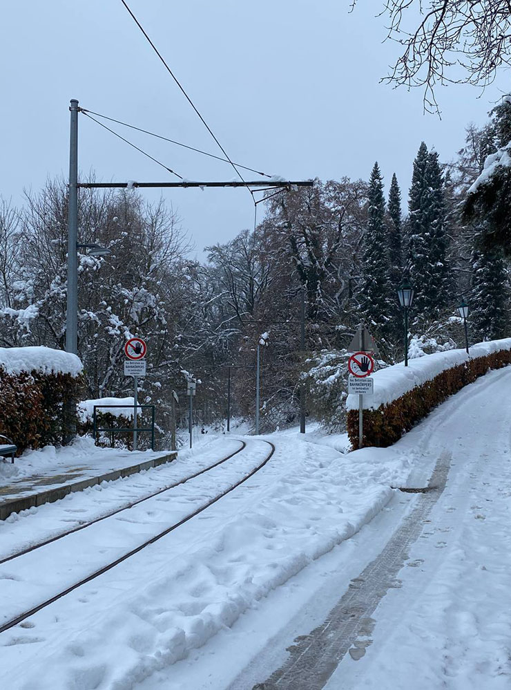 У железной дороги начинается подъем в небольшую гору. Со снегом это место выглядит уютно