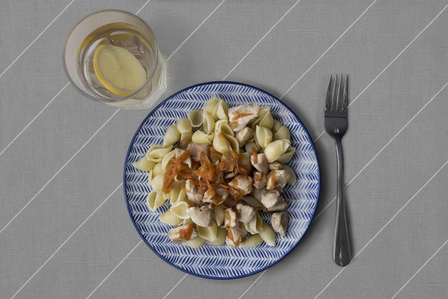 Ужин — макароны с куриным филе и зажаркой