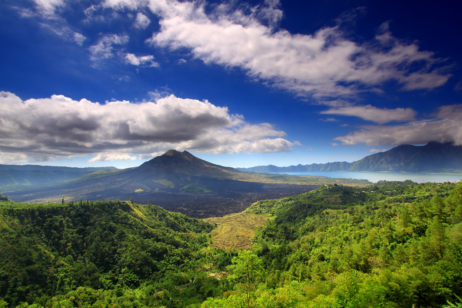 Вулкан Гунунг-Батур. Фотография: TropicaLiving / Wikipedia