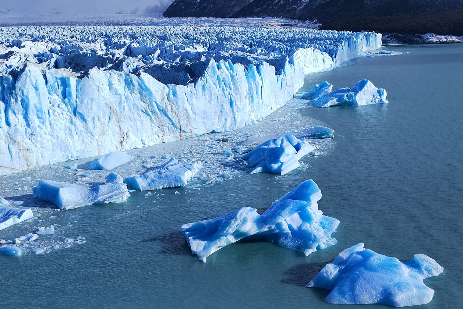 Айсберги у края Перито-Морено. Кажется, лед светится изнутри