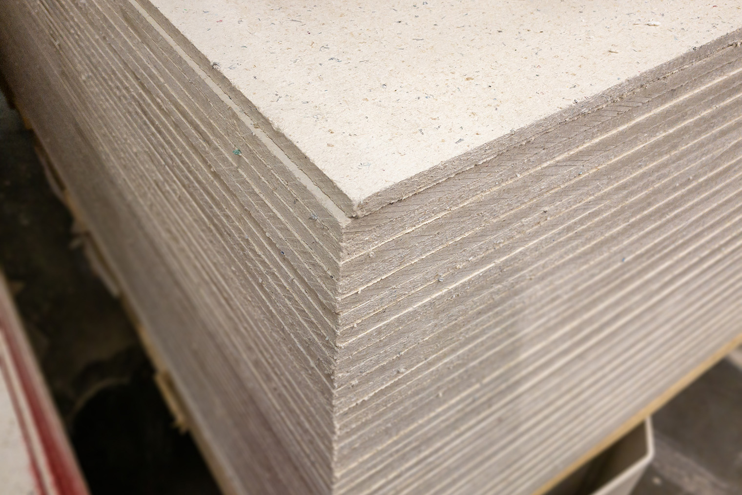 Гипсоволокнистые листы для обшивки каркаса. Фотография: hodim / Shutterstock / FOTODOM