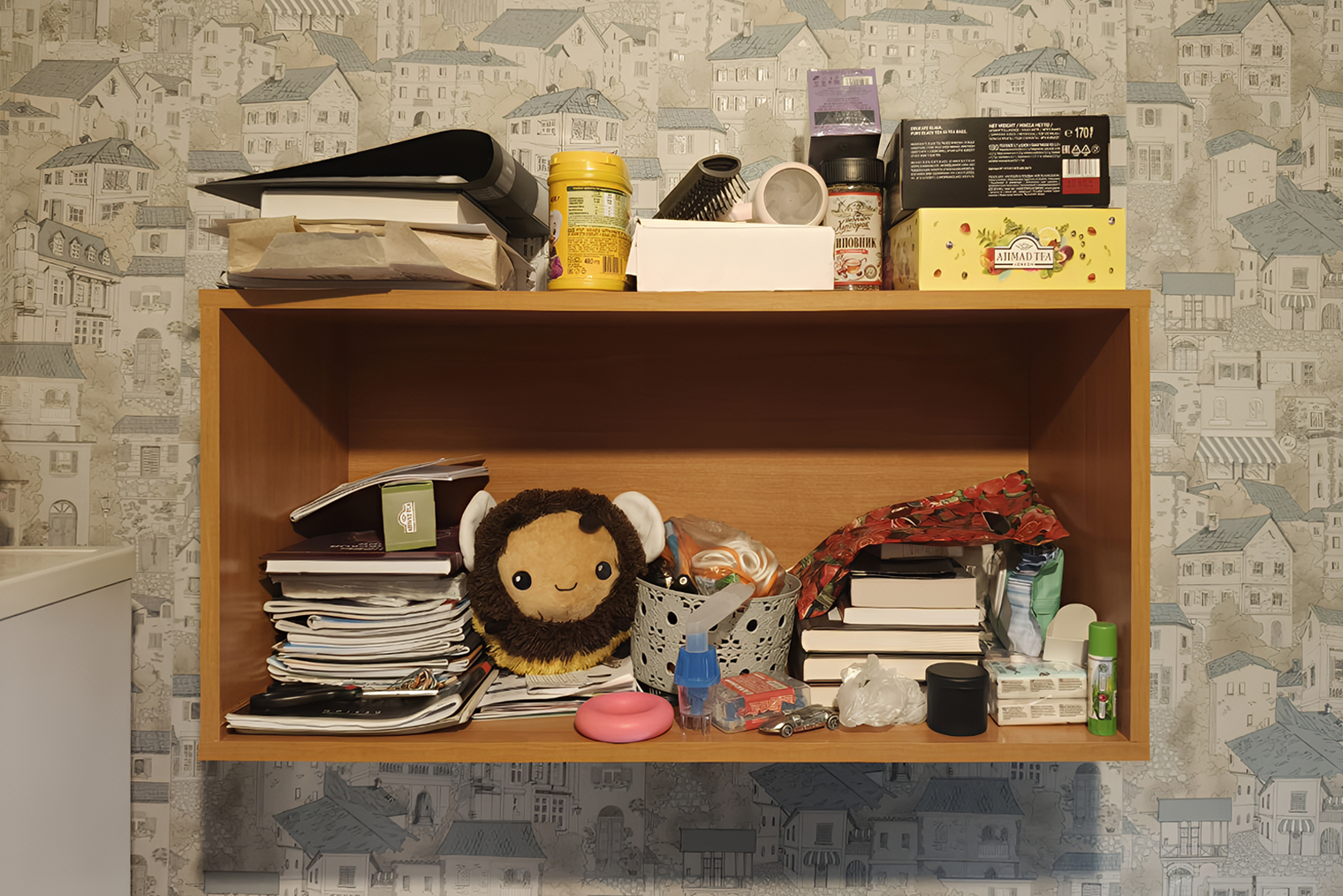 Над столом у меня висит полка — помещаю на ней вещи как могу