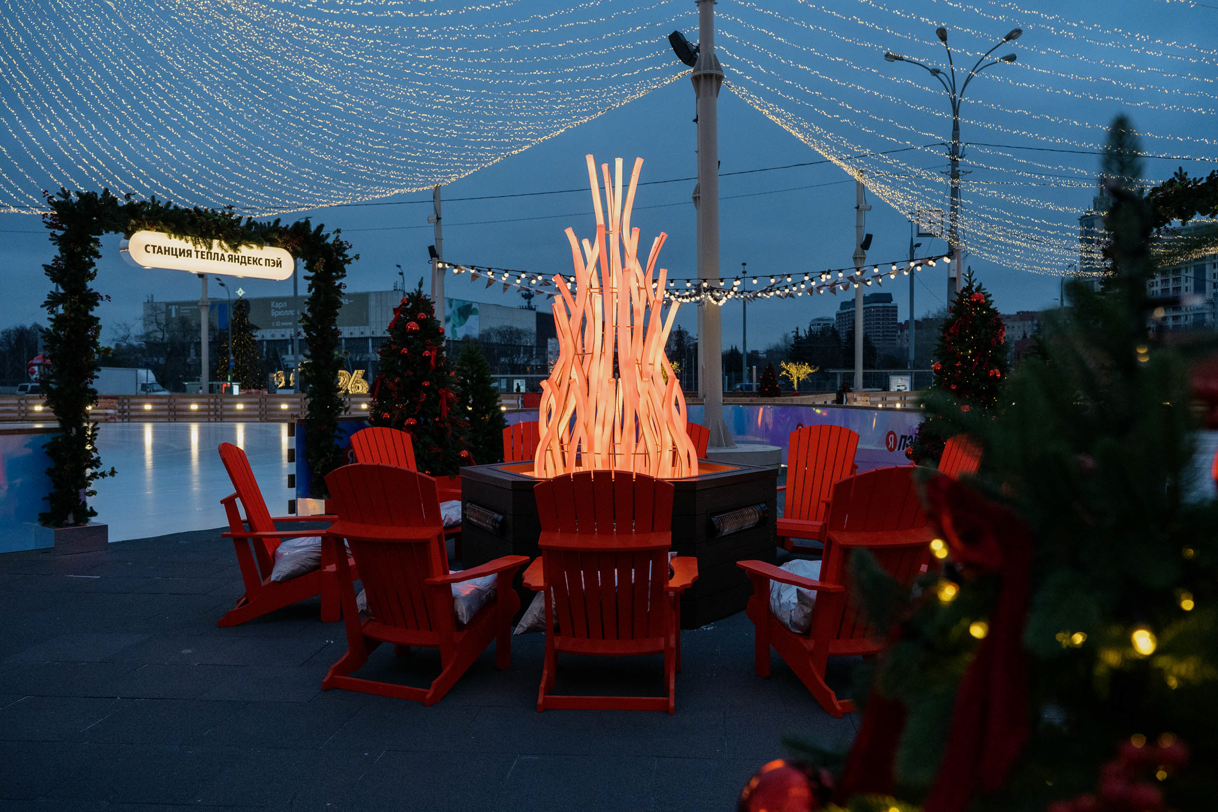 Около катка есть «костер», у которого можно погреться