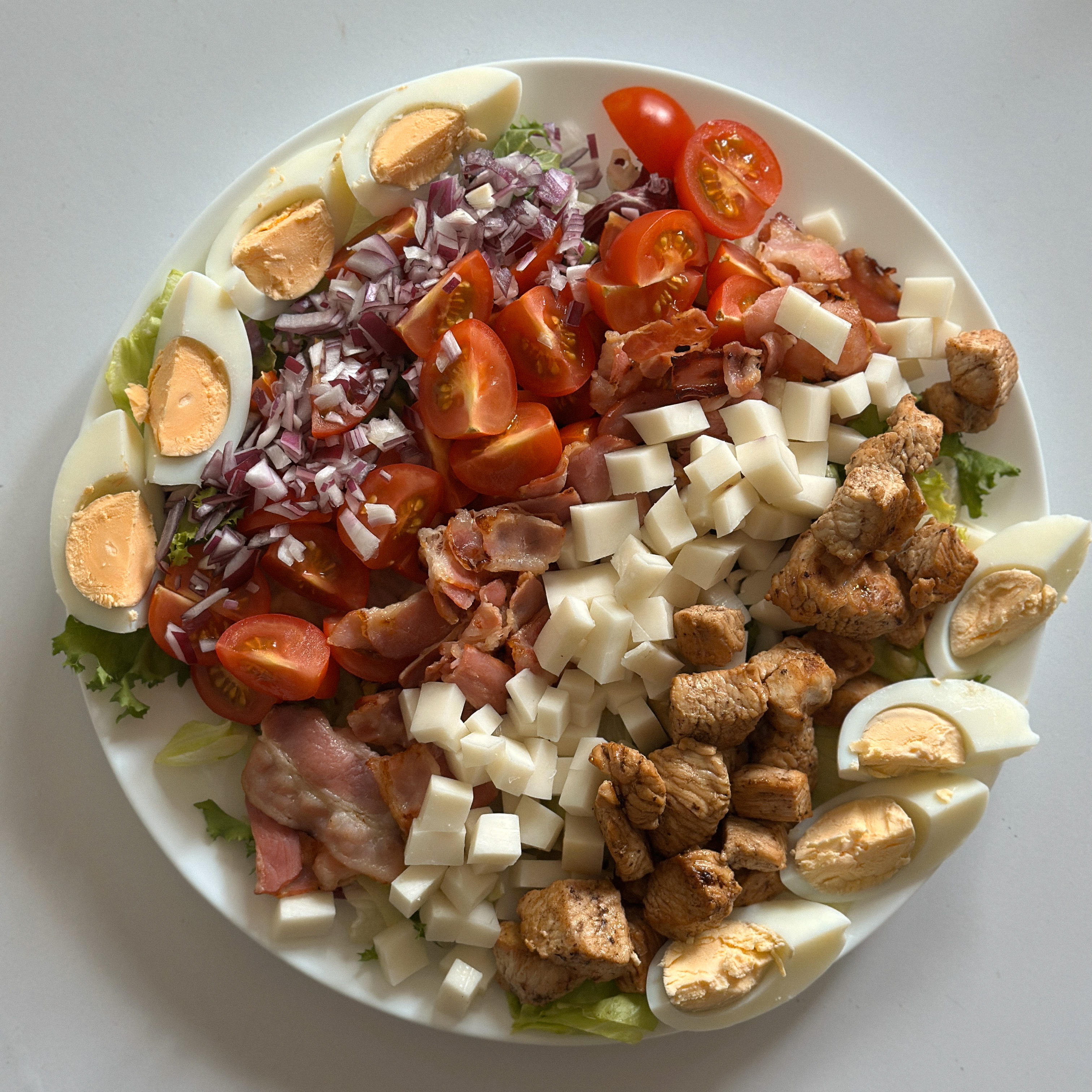 Мой рецепт: кобб-салат с индейкой, козьим сыром и горчичной заправкой
