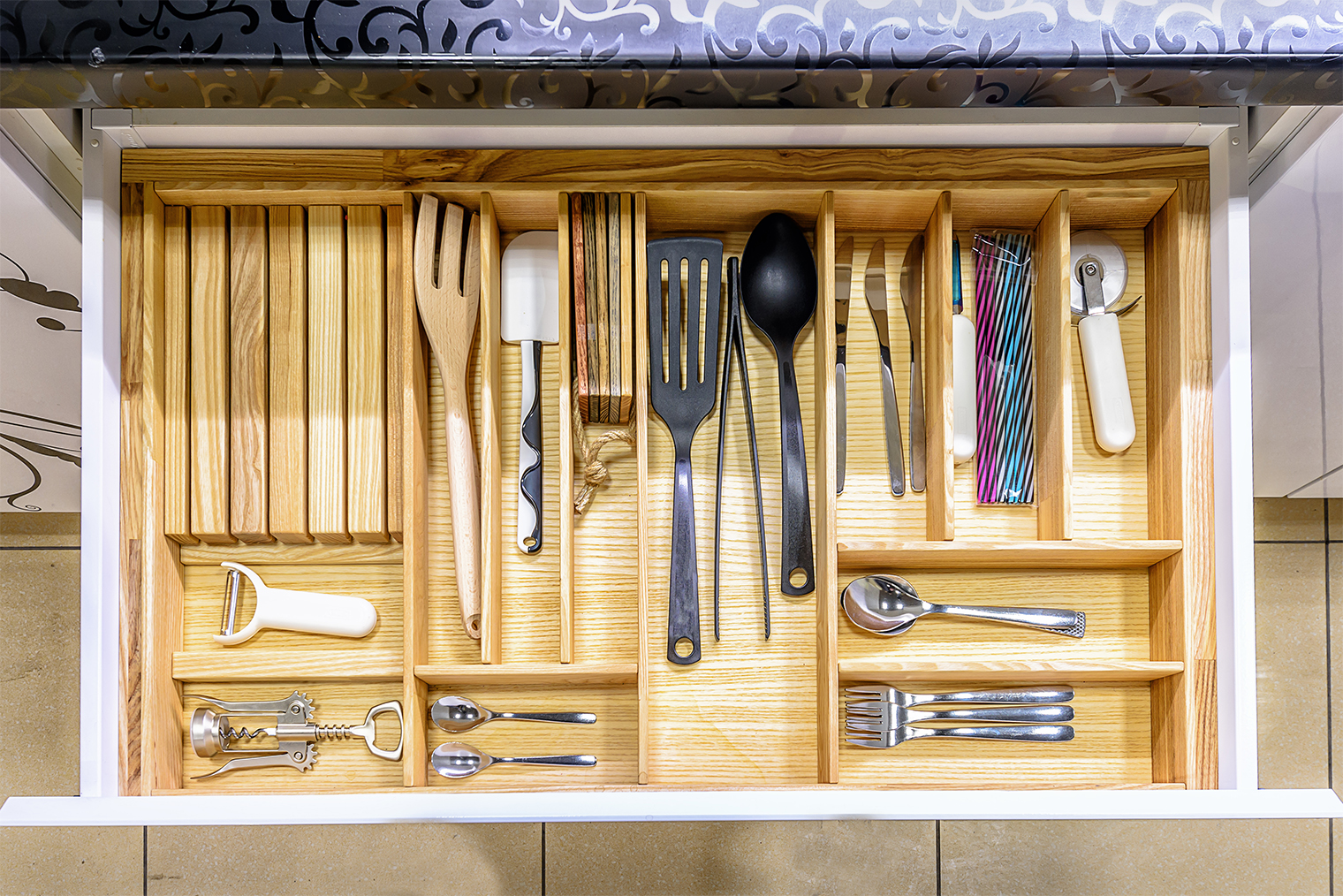 Такой разделитель можно найти на любом маркетплейсе. Фотография: Serhii Akhtemiichuk / iStock