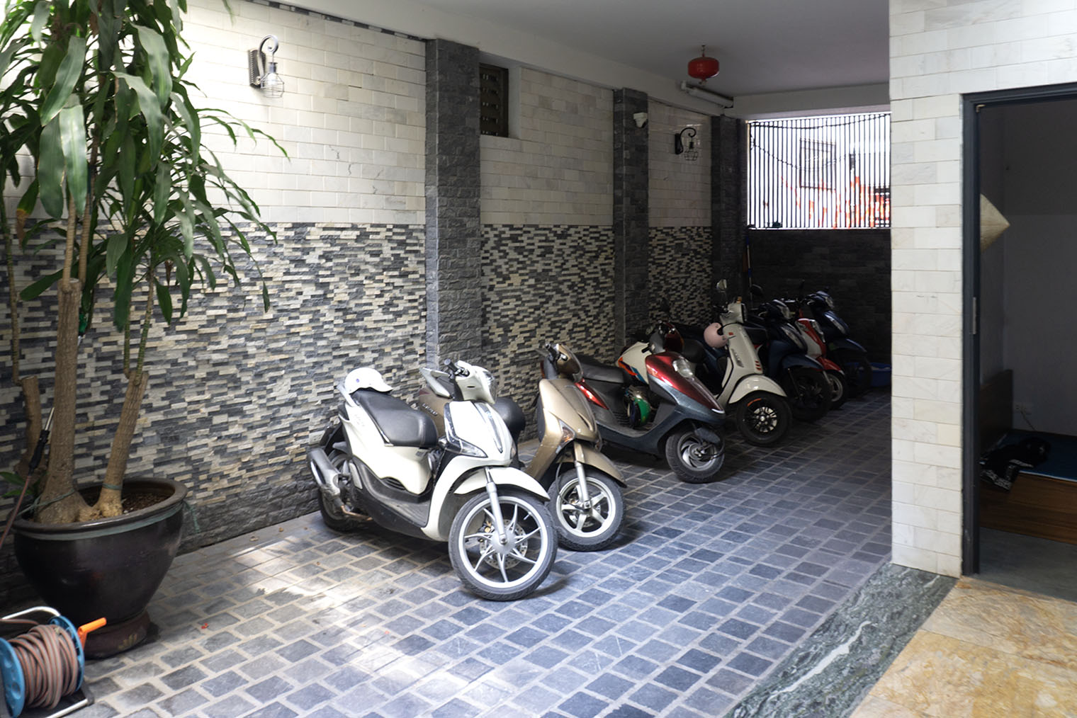 Эта парковка у нашего дома, она находится во внутреннем дворике. Он расположен за кованными воротами, ключи есть только у жильцов, так что байки в безопасности. По договору у каждого арендатора есть одно бесплатное парковочное место