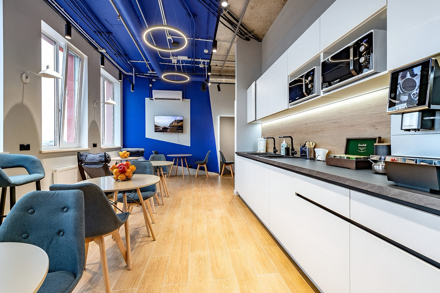 В коворкинге есть небольшая кухня. Источник: kvs-coworking.ru