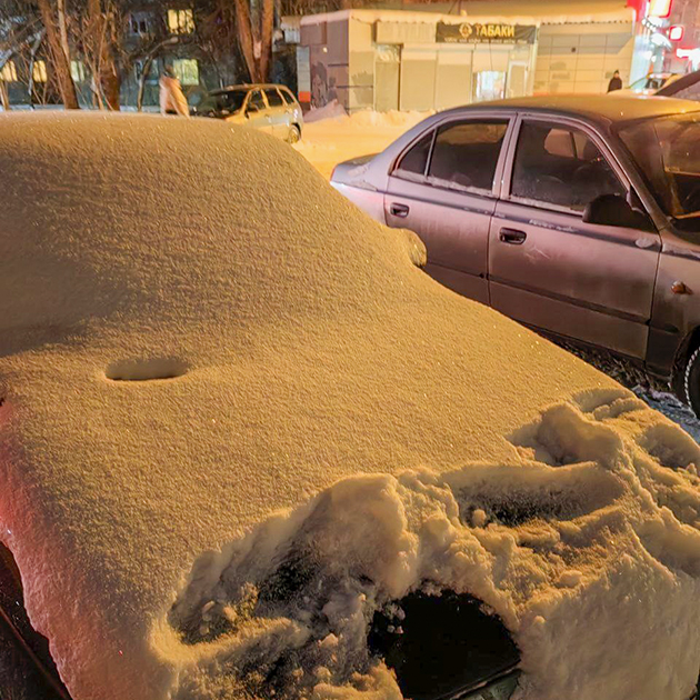 Не знаю почему, но кто-то постоянно сметает часть снега с моего автомобиля, будто он какой-то особенный