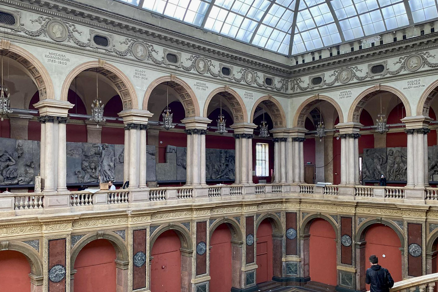 Немного покажу съемки. Скаут локаций. Проверяли, как все будет смотреться, прикидывали кадры и думали, что сможем достроить. Выглядит впечатляюще, но в итоге мы выбрали другое место