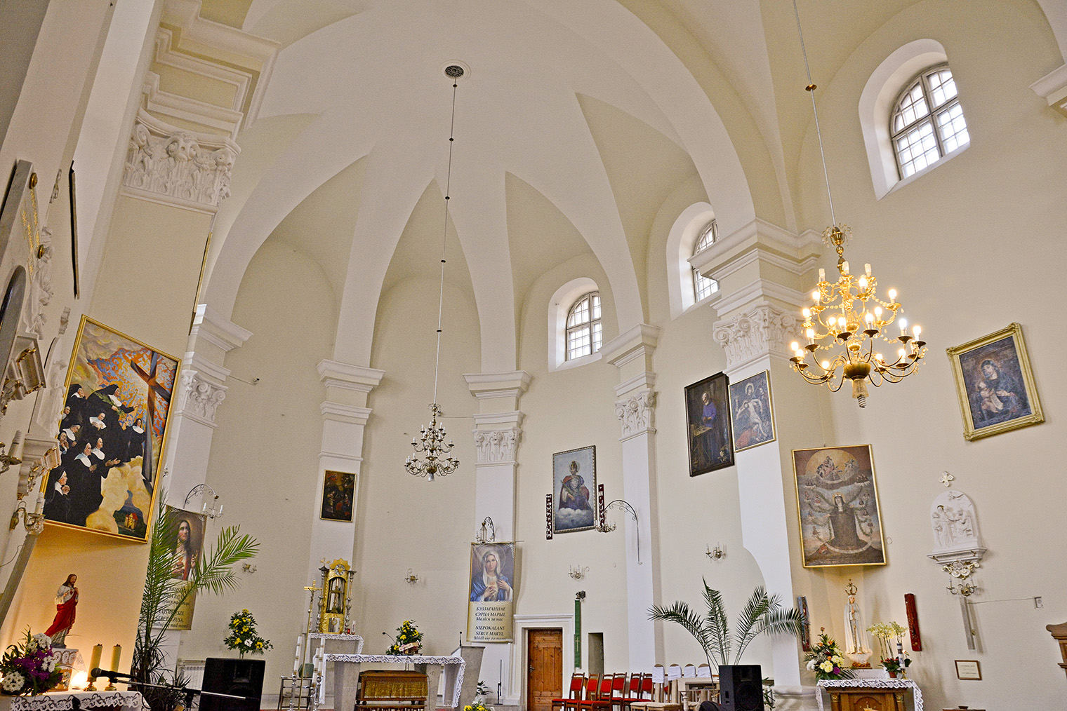 Внутреннее убранство не такое богатое, как в костеле Святого Франциска Ксаверия, но тоже интересное. © S.Tatiana / Shutterstock / FOTODOM