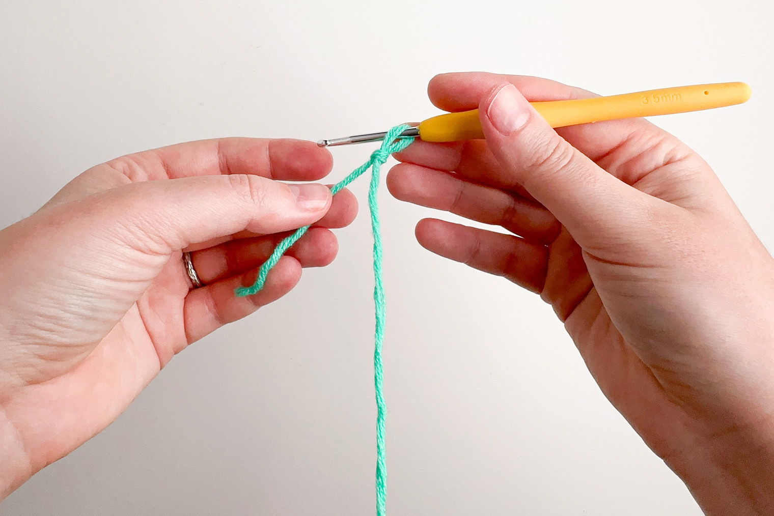 Ряд 1. Сформировала петлю из нити второго цвета — в моем случае бирюзовой