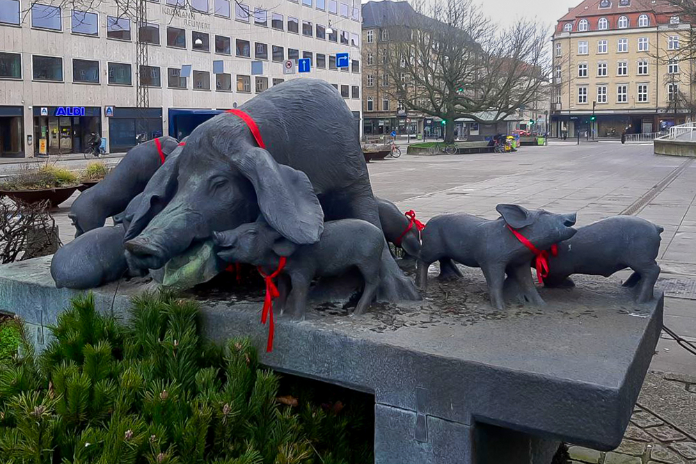Статуя свиньи с поросятами напротив городской ратуши