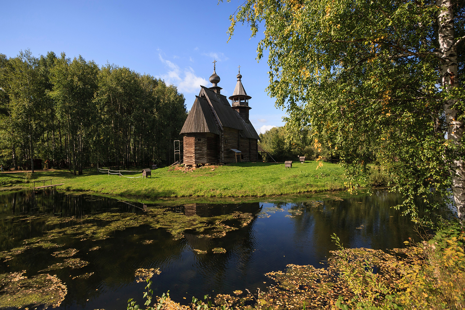 Деревянные постройки в Костромской слободе могут погрузить в атмосферу древности. Фотография: Tatiana Shakhova / Shutterstock / FOTODOM