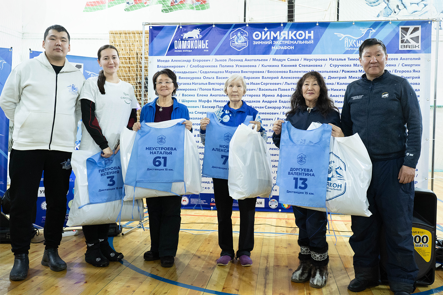 На вручении стартовых пакетов. Кроме меня 15 км бежали три чудесные женщины, которые очень поддерживали меня на старте. © Ксения Матвейшина